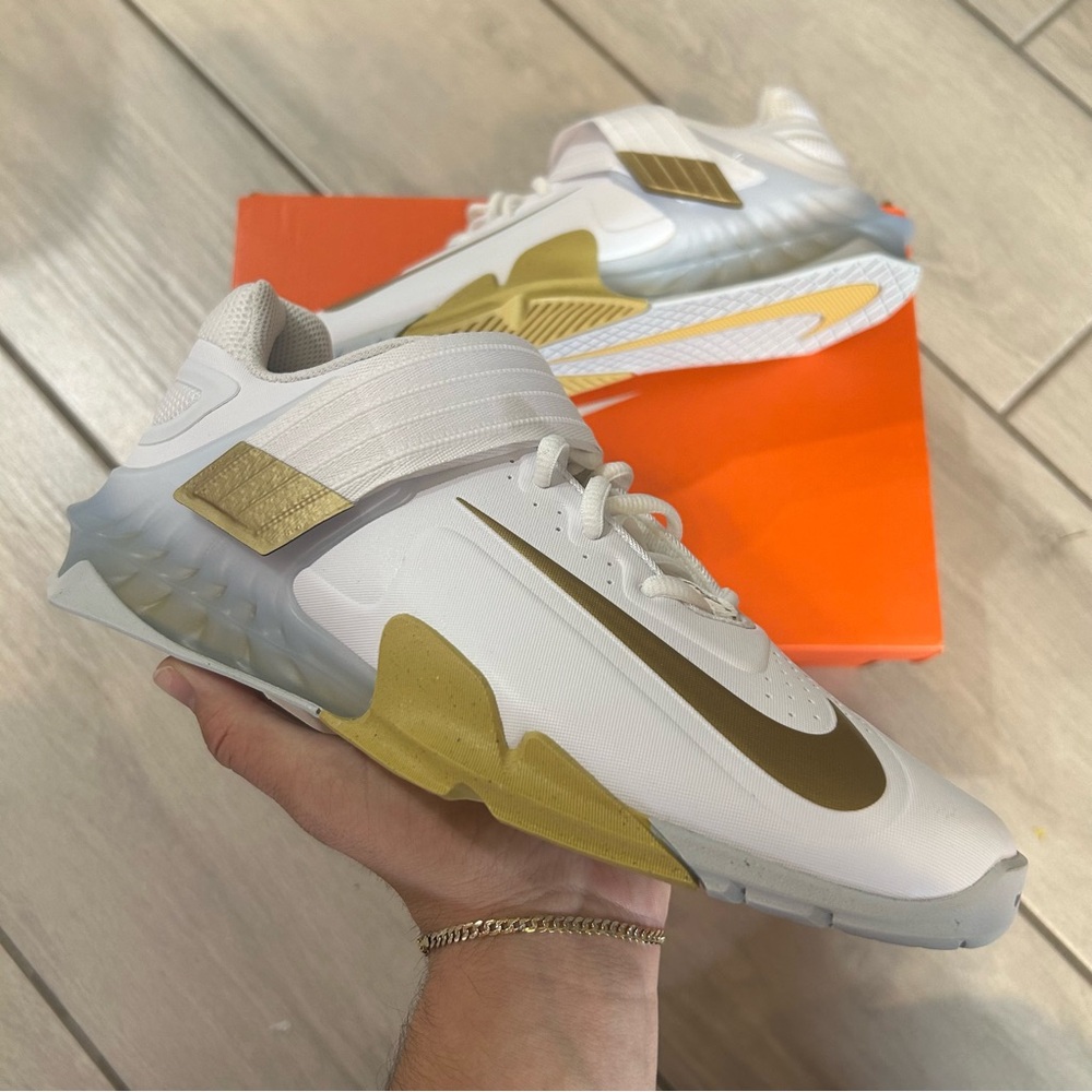 NIKE SAVALEOS WHITE/WOLF GREY/ METALLIC GOLD Size 9